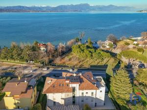 una vista aérea de una casa junto al agua en DesenzanoLoft Smeraldo Family apartment en Desenzano del Garda
