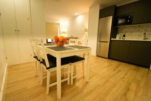 una cocina con una mesa con un bol de fruta. en Apartamentos Consistorio Live, en Jerez de la Frontera