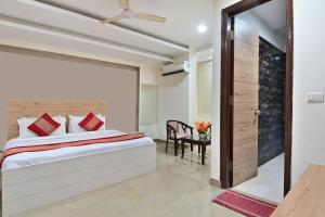 ein Schlafzimmer mit einem Bett und einer Schiebetür in der Unterkunft hotel goodluck airport in Neu-Delhi