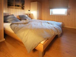 Een bed of bedden in een kamer bij Esbjerg with water view