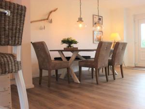 uma sala de jantar com uma mesa de madeira e cadeiras em Holiday home Crimea em Pommerby