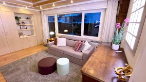 un soggiorno con divano e tavolo di Sunny-Nest, Garden Apartment a Leukerbad