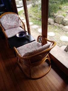 une chaise assise devant une fenêtre dans l'établissement Japanese old house, à Takatsuki