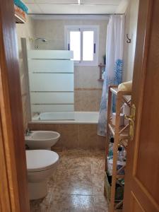 Et badeværelse på Nice Top Floor Bungalow Punta Prima + 16 billeder