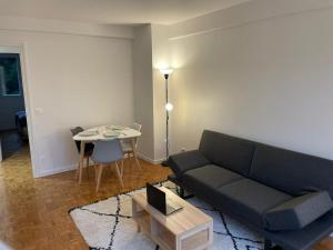 uma sala de estar com um sofá e uma mesa em 5 people/Paris-CDG/France Stadium em Bagnolet