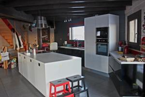 uma cozinha com uma ilha branca no meio em Chez Sof et Flo em Bugny