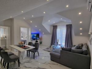 Luxury Apartment Megy tesisinde bir oturma alanı