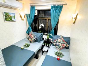 Giường trong phòng chung tại International Inn