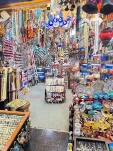 een winkel gevuld met veel verschillende soorten goederen bij Muttrah Souq and Sea View in Muscat