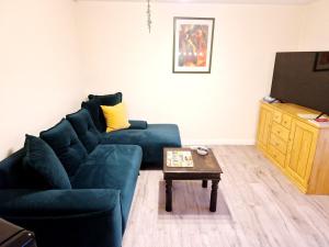 TV a/nebo společenská místnost v ubytování Grüne Idylle in Wismar-Altstadt - ABC352