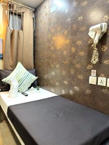 Giường trong phòng chung tại International Inn