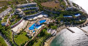 una vista aérea de un complejo situado junto al agua en Sianji Well-Being Resort, en Turgutreis