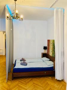 1 dormitorio con 1 cama con edredón azul en Buda Apartman near Gellért, en Budapest