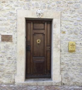 TavernesにあるAu Puits de la Fontaineの石壁の建物の木製ドア