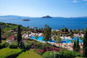 een luchtzicht op een resort met een zwembad bij Sianji Well-Being Resort in Turgutreis