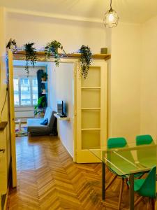 ブダペストにあるBuda Apartman near Gellértのリビングルーム(テーブル、緑の椅子付)