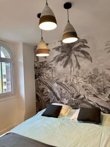 ein Schlafzimmer mit einem Bett mit zwei Kissen in der Unterkunft Le Magnolia Maison 12 Couchages in Dieppe + 60 Fotos