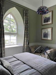 sypialnia z łóżkiem i oknem w obiekcie The Old Schoolhouse w mieście Morar