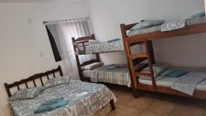 Двухъярусная кровать или двухъярусные кровати в номере Pousada Encantos da Maré