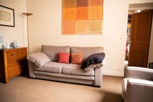un sofá en una sala de estar con 2 almohadas en Gorgeous 49m2 T2 in Pont-Neuf en París