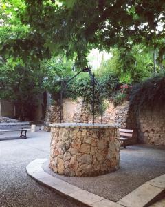 TavernesにあるAu Puits de la Fontaineの冨冨の上に座る木