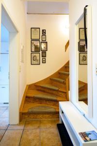 - un escalier dans une maison revêtue de parquet dans l'établissement Traumfänger, à Wismar