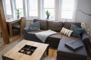 een woonkamer met een bank en een salontafel bij Sweet Home Wismar - ABC261 in Wismar