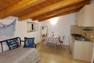 カターニアにあるLuxury Sisters House "Le Ancore"のキッチン(ベッド1台、テーブル付)