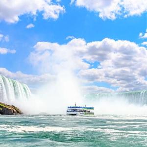 um ferry em frente a uma cascata em Niagara Apartment em Niagara Falls