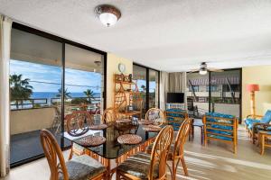 - une salle à manger avec une table et des chaises dans l'établissement White Sands Village#213, à Kailua-Kona