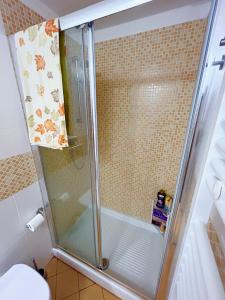 W łazience znajduje się prysznic ze szklanymi drzwiami. w obiekcie Ca' Berio 67 w mieście Imperia