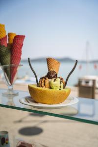 eine Schüssel Eis auf einem Tisch in der Unterkunft Cunda Taka in Ayvalık