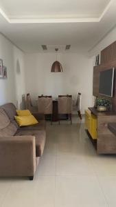 uma sala de estar com um sofá e uma mesa em Apartamento bossa nova em Aracaju