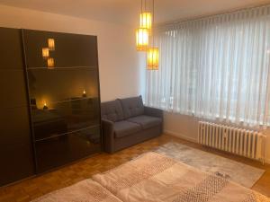 uma sala de estar com um sofá e uma cadeira em Köln Zentrum - Top Wohnung für 8 Personen em Colônia