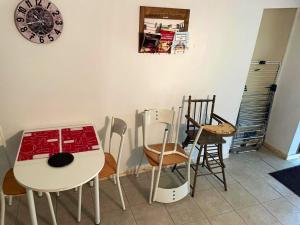 Zona de comedor en el apartamento