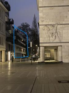 Un edificio con un nastro blu sul lato. di Köln Zentrum - Top Wohnung für 8 Personen a Colonia