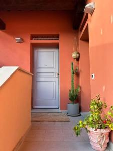 une porte d'entrée d'une maison avec un cactus dans l'établissement Borgo24 family vacation Florence, à Lastra a Signa