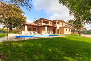 une vue extérieure d'une maison avec piscine dans l'établissement Villa Aurora by Istrialux, à Svetvinčenat