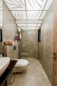 Vannituba majutusasutuses 2 BHK Property with Garden and Pool
