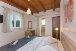 une chambre avec un lit, un bureau et des fenêtres dans l'établissement Villa Aurora by Istrialux, à Svetvinčenat 28 autres photos