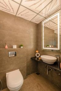 Vannituba majutusasutuses 2 BHK Property with Garden and Pool