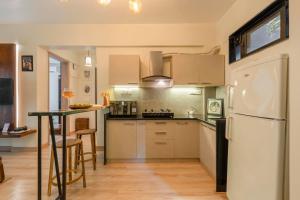 Köök või kööginurk majutusasutuses 2 BHK Property with Garden and Pool