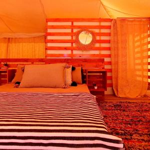 にあるRimal tata campのテント内の大型ベッド付きのベッドルーム1室