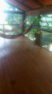 沙帕達－杜斯吉馬朗伊斯的住宿－POUSADA CASA AMARELA，铺有木地板的客房内的吊床