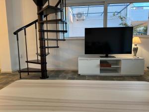 TV a/nebo společenská místnost v ubytování Traditional Seaview Maisonette