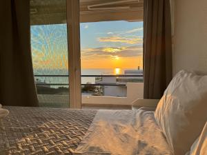 1 dormitorio con cama y vistas al océano en Traditional Seaview Maisonette en Saronida