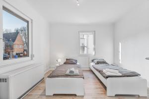 2 letti in una camera bianca con finestra di MONTEURWOHNUNG in Lorch RAUMSCHMIDE Apartments a Lorch