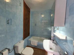 y baño con aseo blanco y lavamanos. en Yunquera, Sierra de las Nieves - Perfect Getaway, en Yunquera