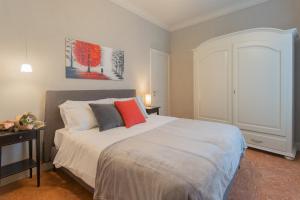 Letto o letti in una camera di Torno Design Apartment by Rent All Como