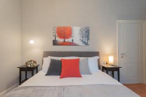 Voodi või voodid majutusasutuse Torno Design Apartment by Rent All Como toas